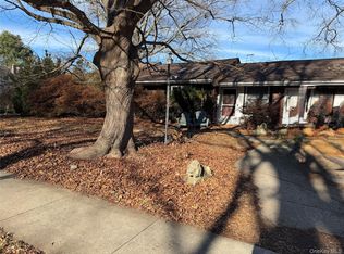 201 Frost Pond Rd, Glen Cove, NY 11542