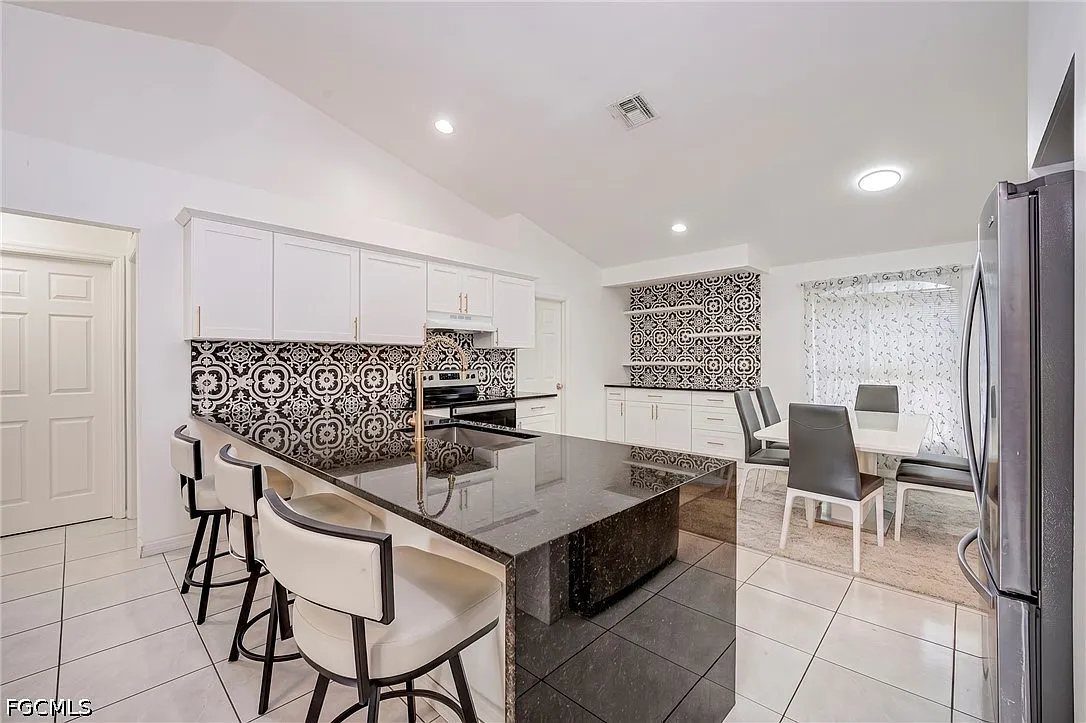 4 bed, 2.0 bath, 1837 sqft, $2,350 — Photo 4