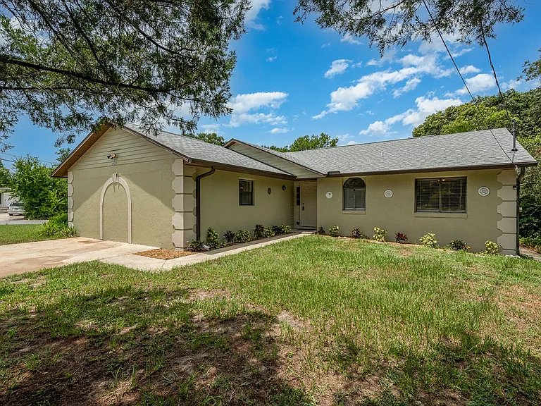 2620 Redwood Ave — Photo 1