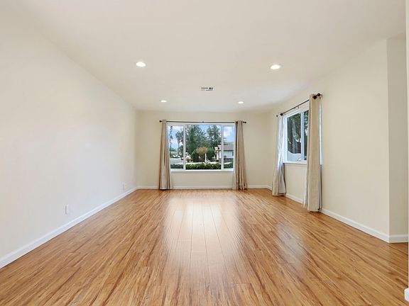 4th image of 3029 Beaufort Ave