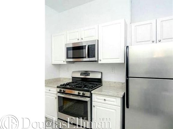 2nd image of 40 Saint Nicholas Pl APT 6A