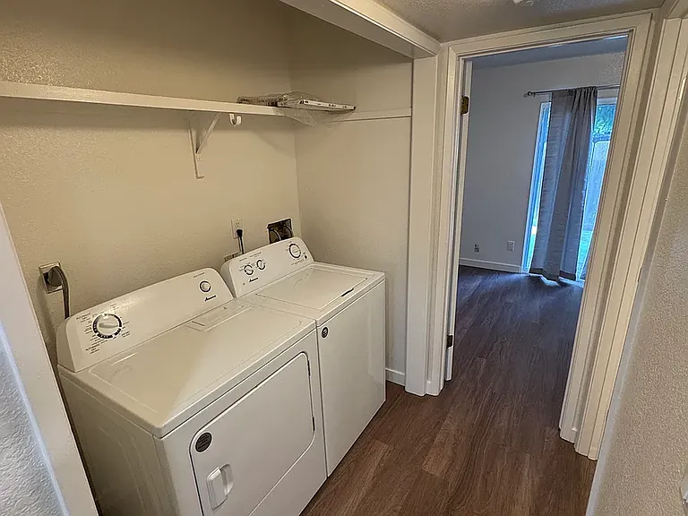 427 Oak St — Photo 4