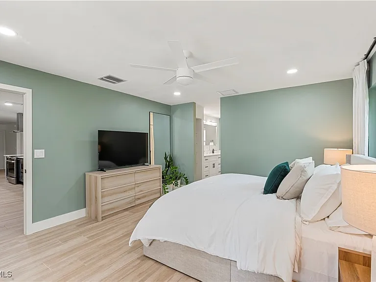 2412 La Salle Ave — Photo 9