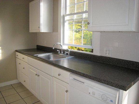 Kitchen w/ dishwasher