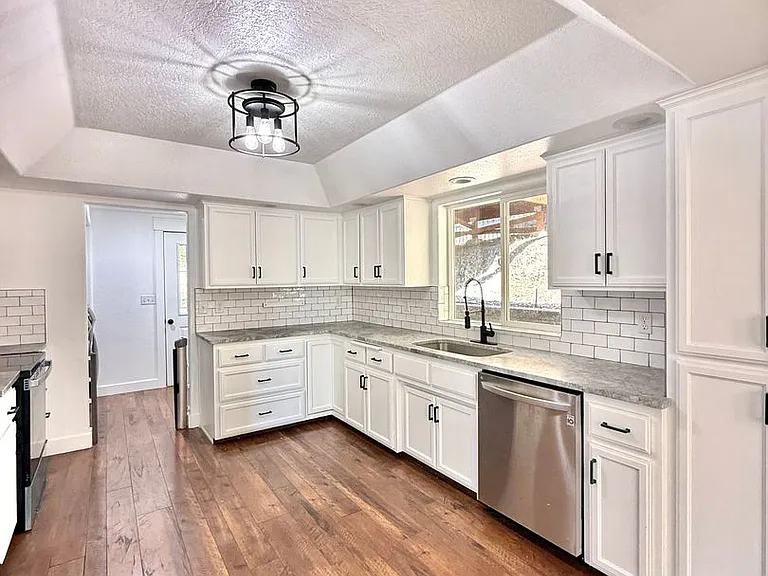 901 Manzanita Dr — Photo 8