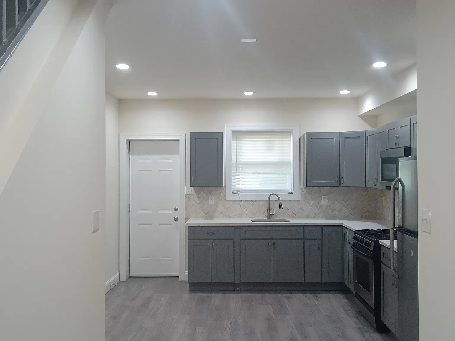 3 bed, 1.5 bath, 611 sqft, $1,725 — Photo 3