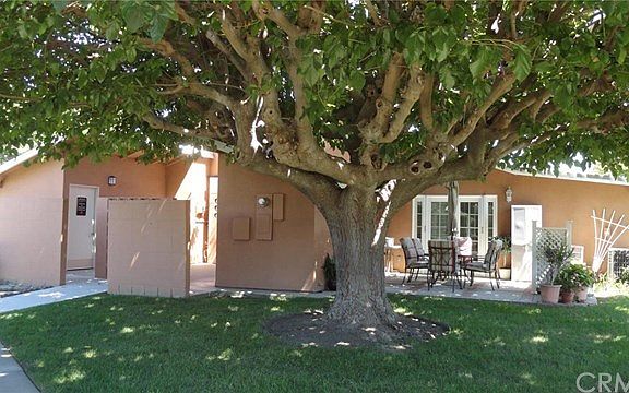 Patio area. To left is community. Very convenient.