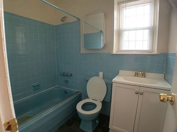 3rd image of 14762 Grand Central Pkwy #1