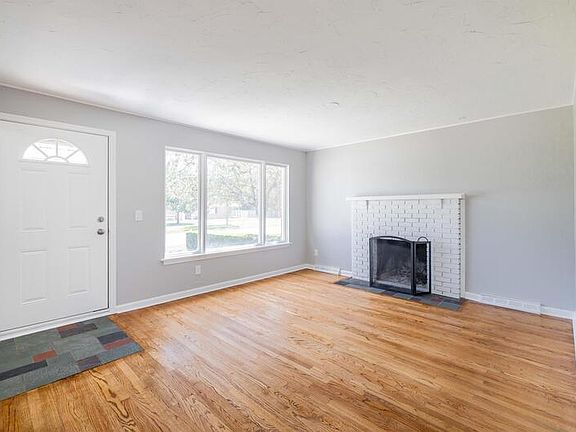 4th image of 1900 W Jefferson Ave
