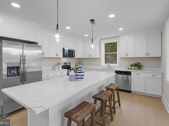 4th image of 10 W Kingston Park
