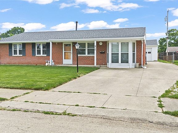 3rd image of 617 Locust Ln