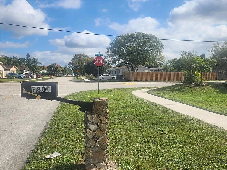 7800 SW 9th St — Photo 19