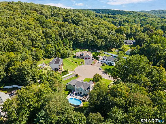 3rd image of 2 Quail Hollow Court