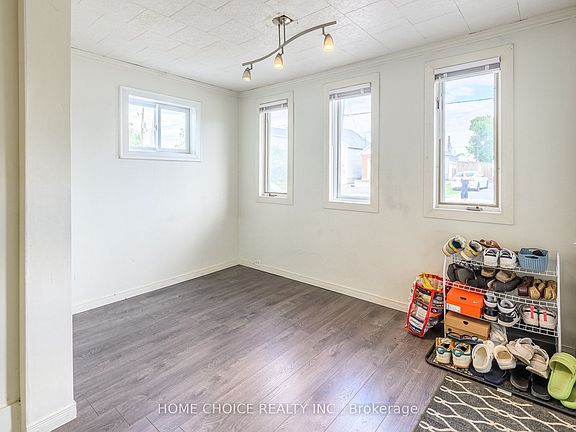 5th image of 305 Maple St N