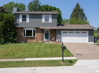 1980 Hollow View Dr, Bettendorf, IA 52722