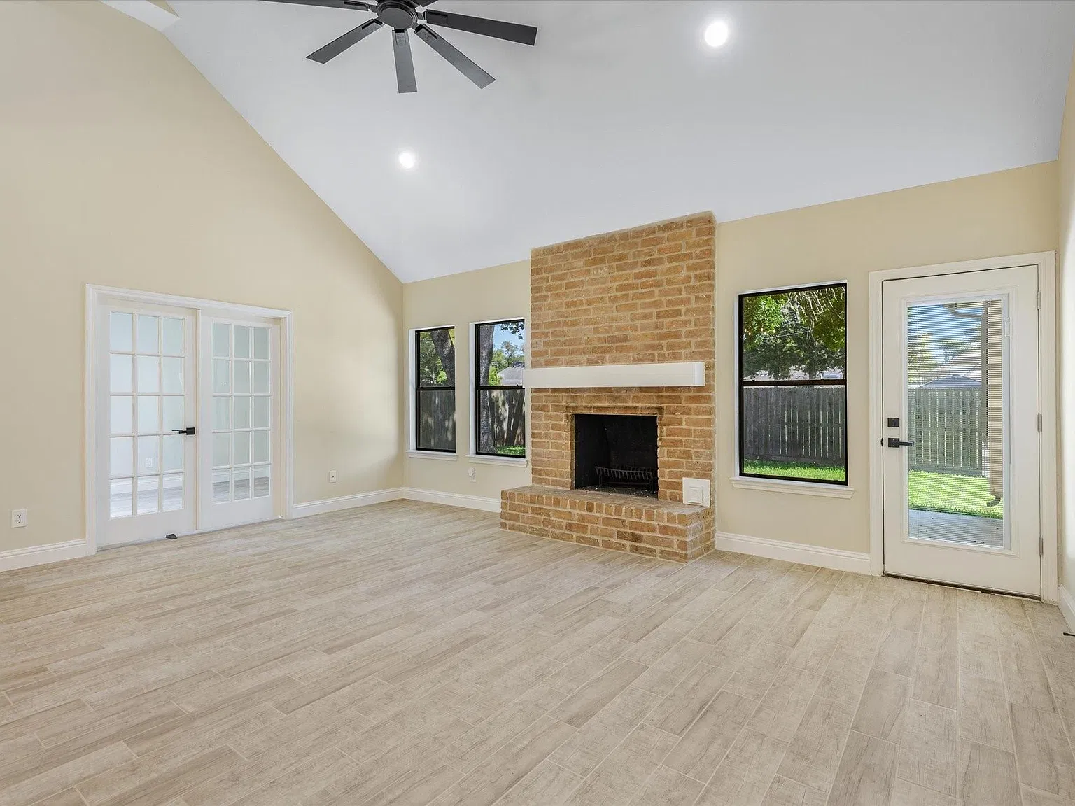 3 bed, 2.0 bath, 1969 sqft, $2,500 — Photo 2