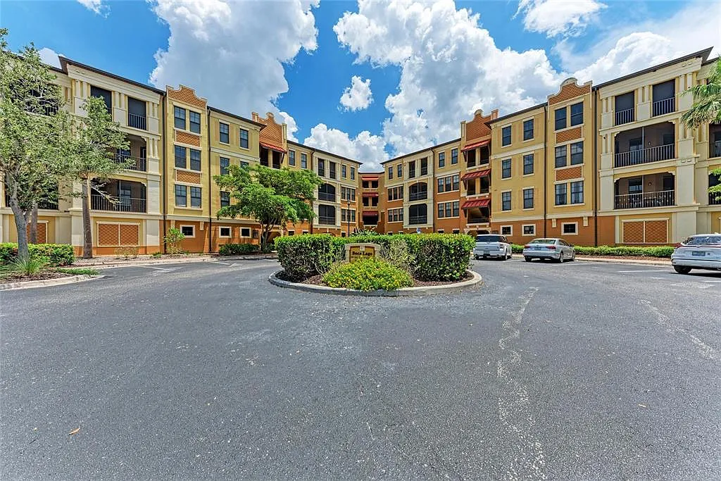 3 bed, 2.0 bath, 1915 sqft, $2,500 — Photo 2