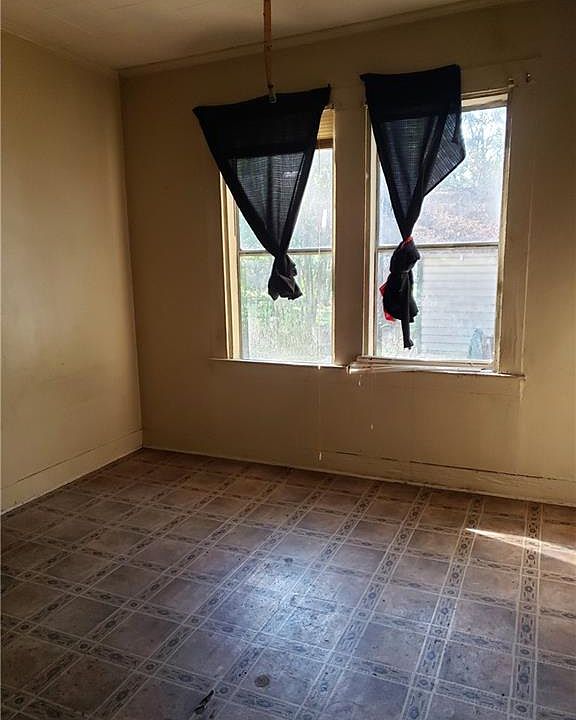2nd image of 560 N Preston St