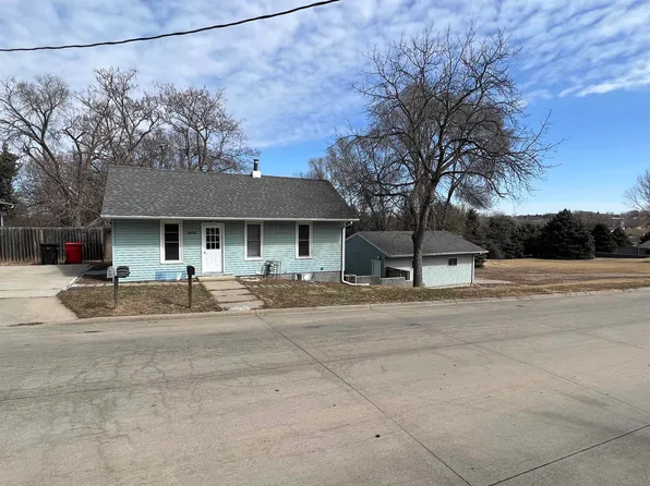 900 W 15th St, Yankton, SD 57078