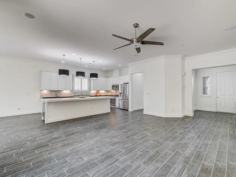 933 Everest Peak Ave — Photo 4
