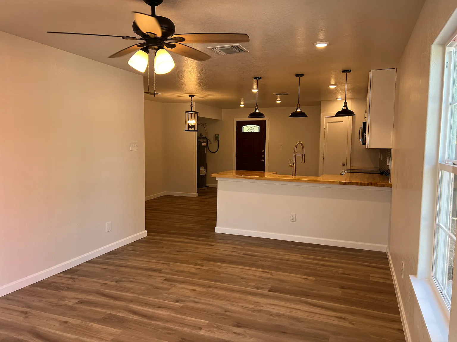 3 bed, 1352 sqft, $1,655 — Photo 2