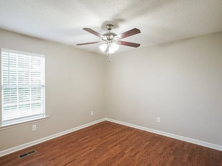 2826 Henderson Ln — Photo 13