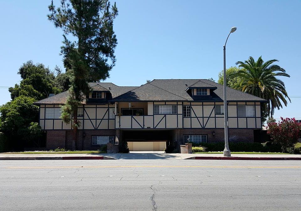 Complex is on Foothill between Madison and Violet.