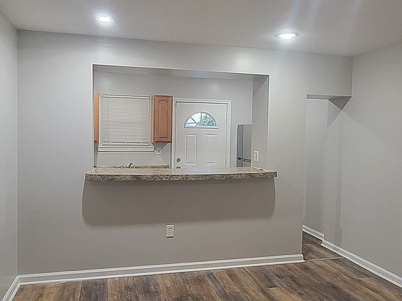 3rd image of 3248 Hurley St