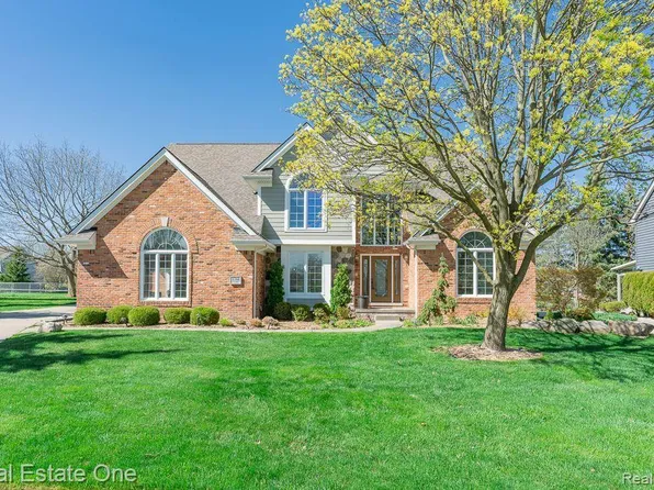 1760 Picadilly Dr, Troy, MI 48084