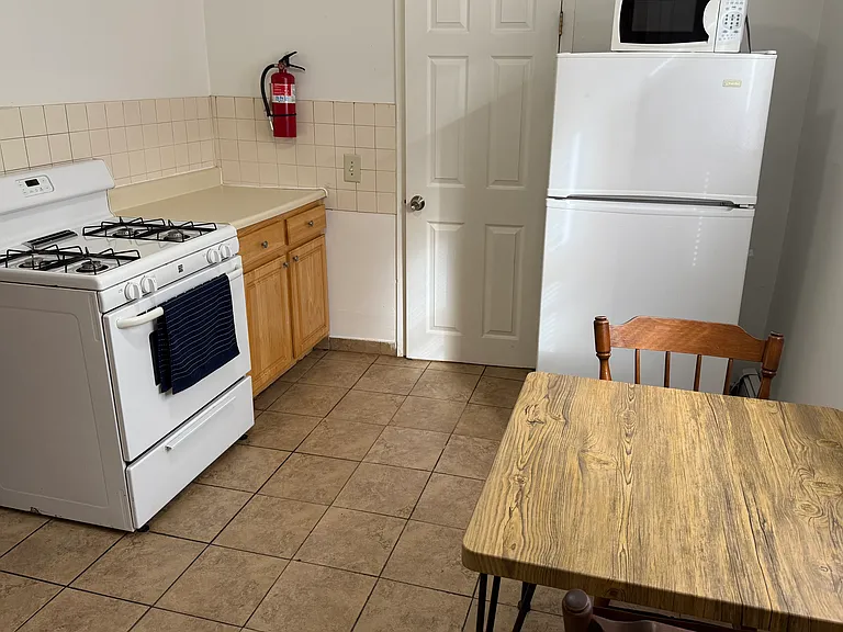 638 Charles St #1 — Photo 4