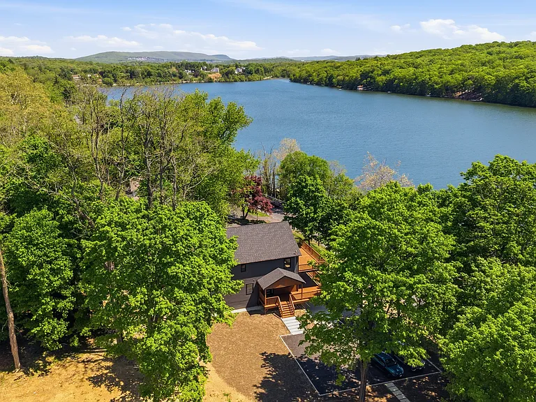 548 Lakes Rd — Photo 4