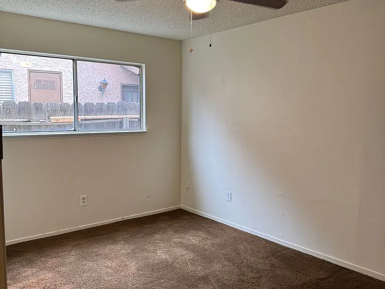 1586 Hawthorne Dr — Photo 10