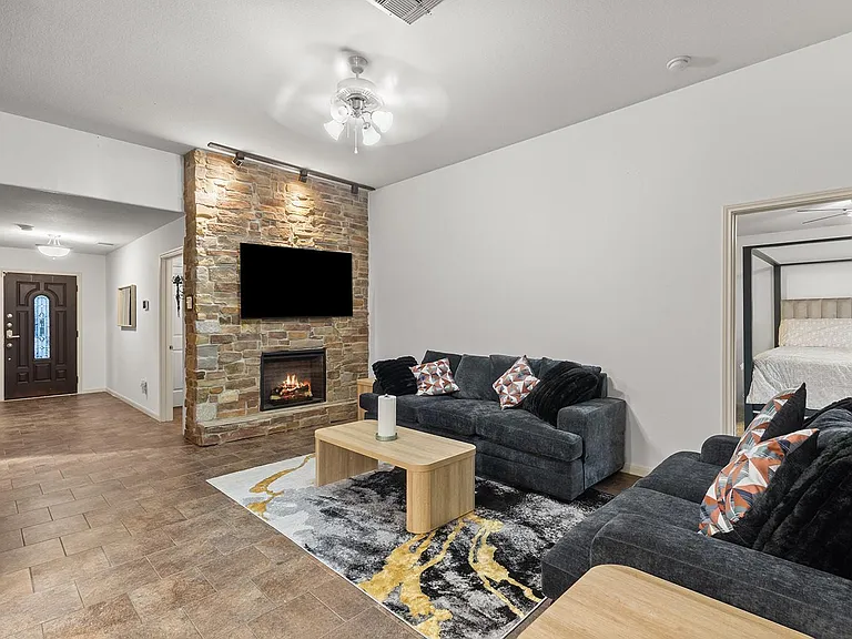7115 Northchase Ln — Photo 2