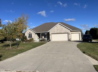 W2270 Ridgeway Ln, Oconomowoc, WI 53066