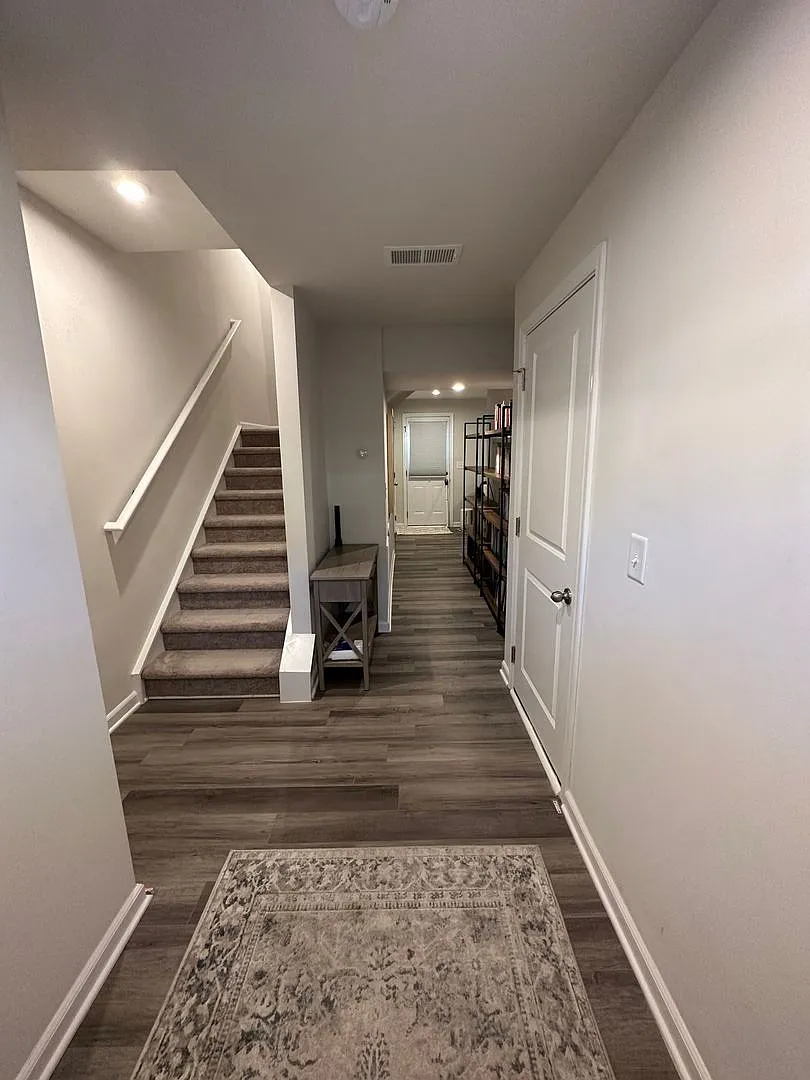 Fully Furnished Like-New Townhouse W/ Garage — Photo 3