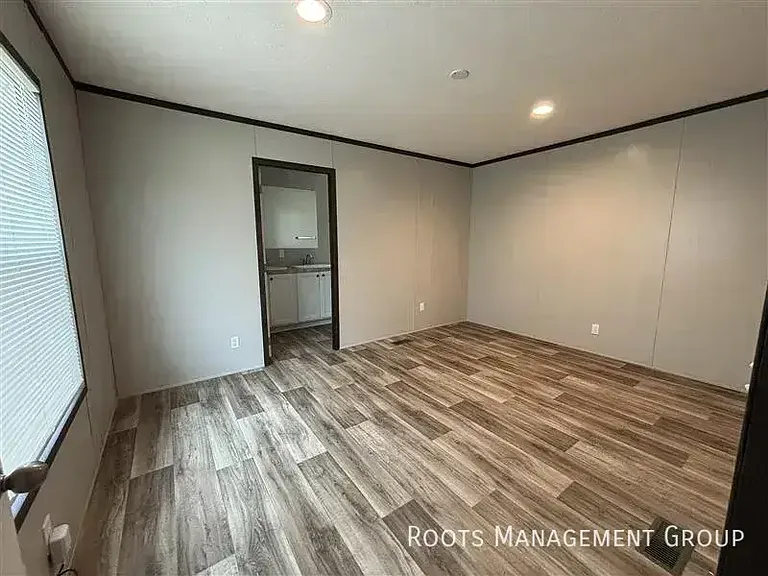 700 E 6th St #8 — Photo 13