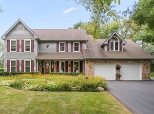 40W035 Deer Run Dr, St Charles, IL 60175