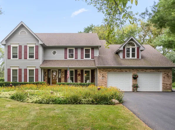 40W035 Deer Run Dr, St Charles, IL 60175