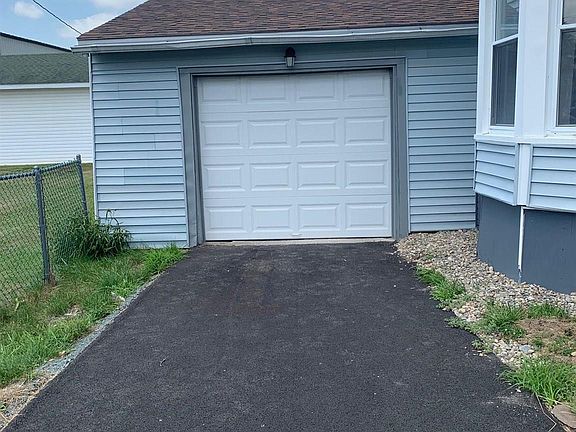 4th image of 93 Round Lake Ave