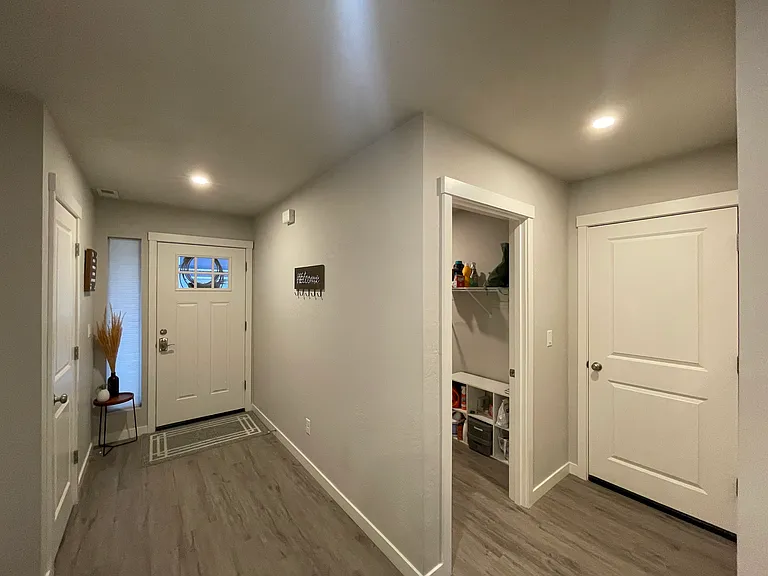 712 NE Brookstone Dr — Photo 5