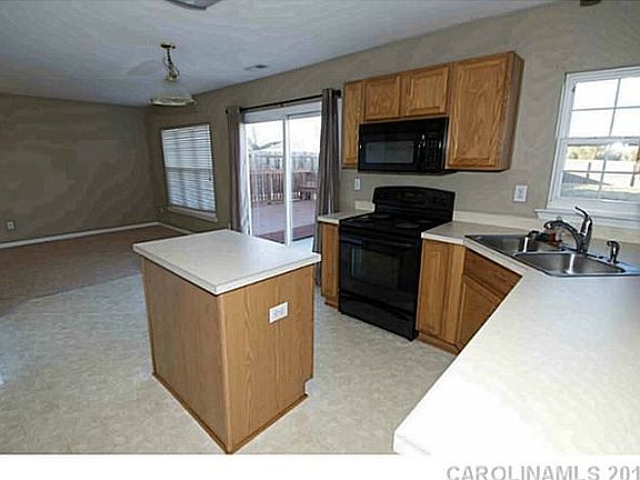 5th image of 15326 Dehavilland Dr