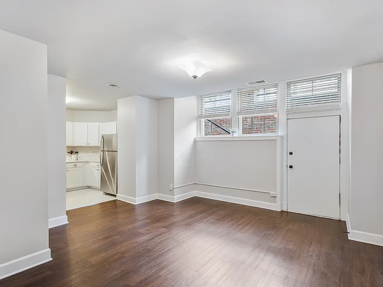 Buckingham & Balmoral Apartments — Photo 21
