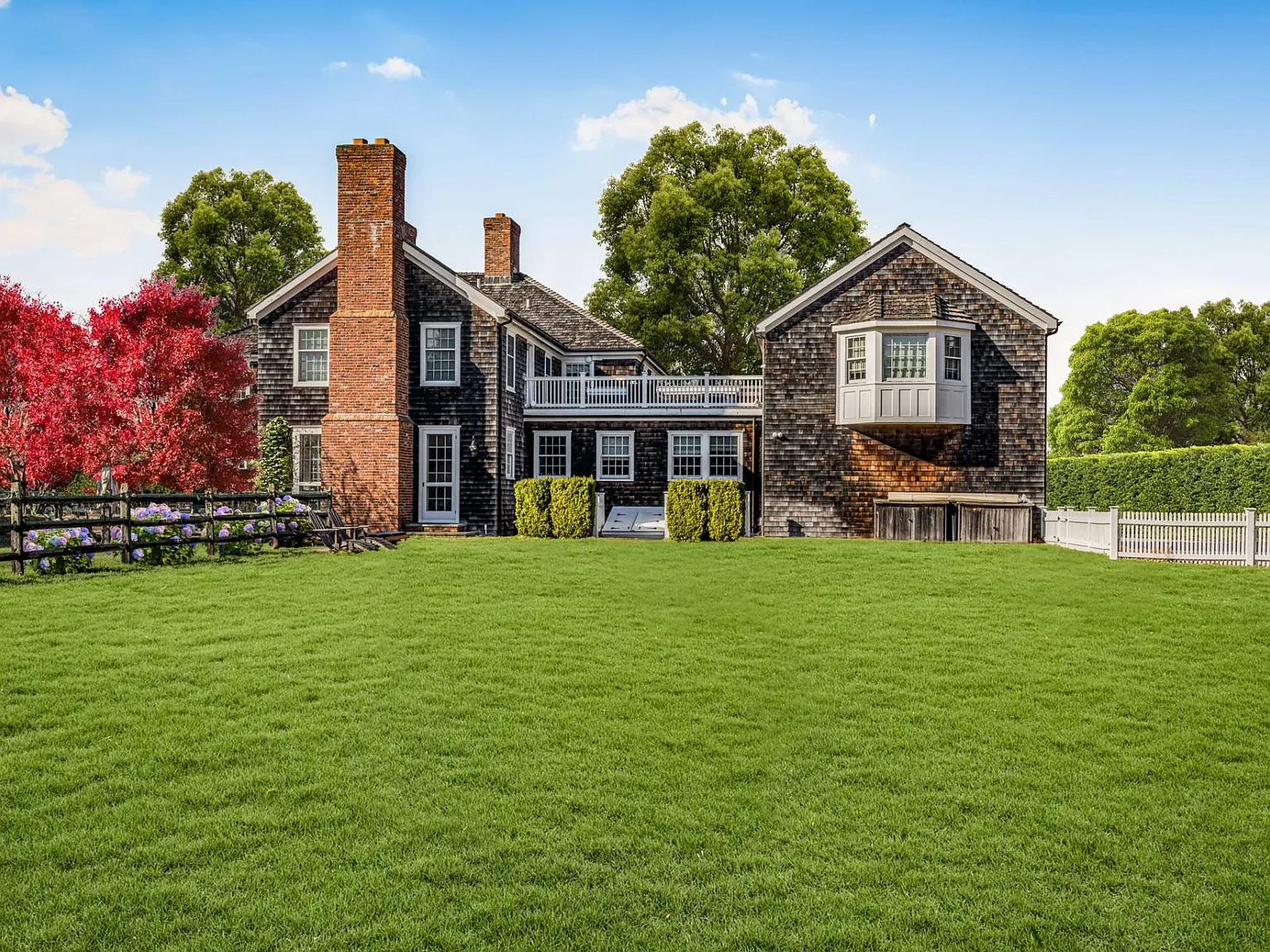 Bridgehampton South with Heated Pool and Gated Entry — Photo 3