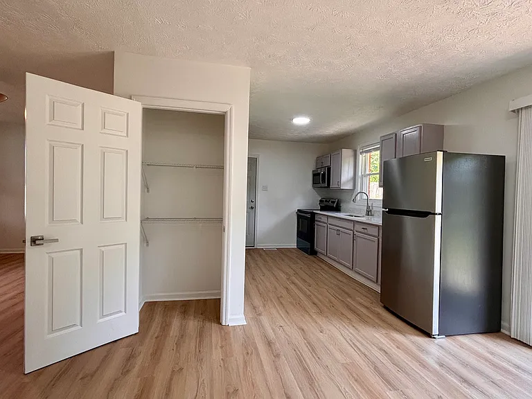 315 E Brown St — Photo 5