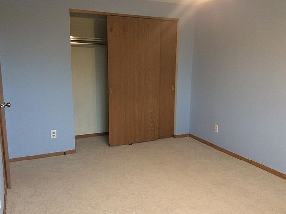 Large bedroom, lots of closet space