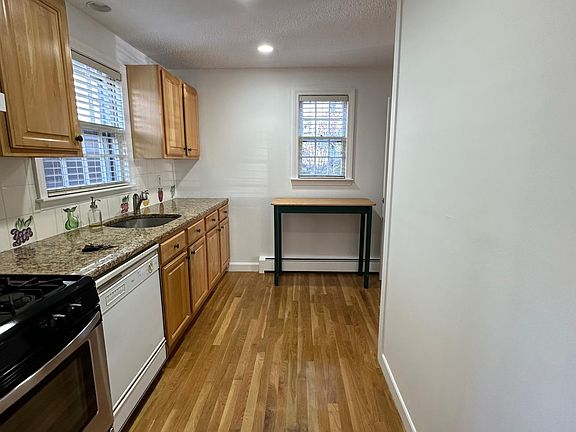 4th image of 22 Bradford Ct