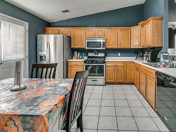 4th image of 853 Camelot Dr