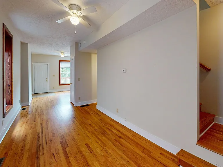 1366 Indianola Ave — Photo 4