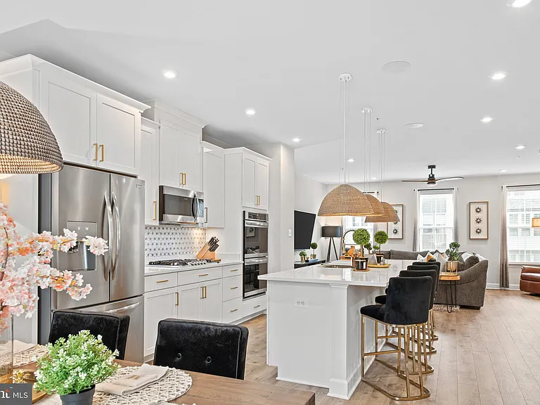 106 Albany Pl — Photo 3