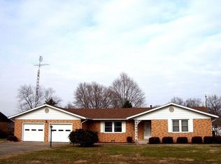 516 Bohleber Dr, Carmi, IL 62821